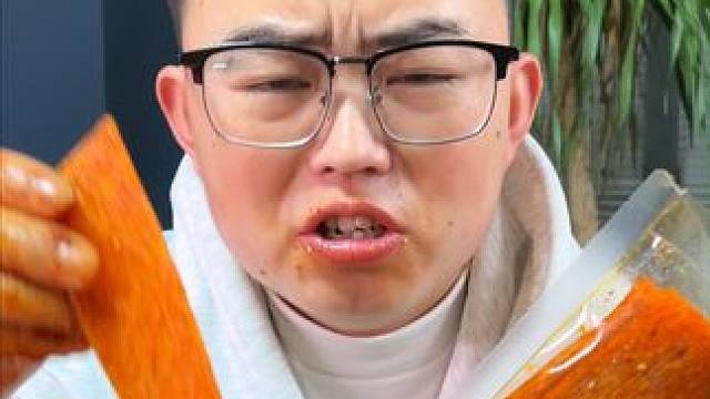 这个魔鬼辣条真是太辣了 但是是那种越嚼越香 越吃越过瘾的#好吃到停不下来 #辣条 #零食推荐