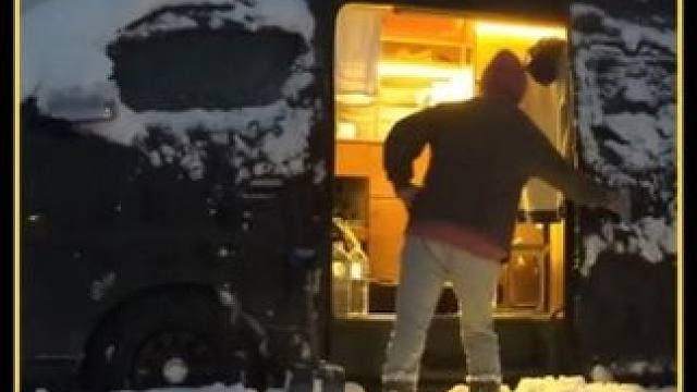 小伙自驾游遇上风雪，车里过夜惬意极了 #房车生活 #雪地露营 #房车旅行