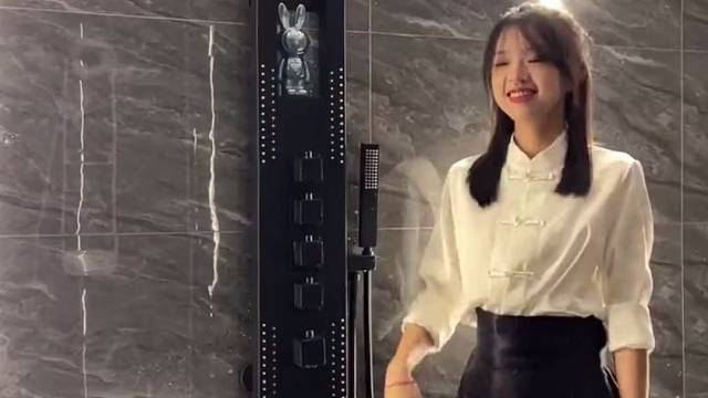 花洒里的天花板