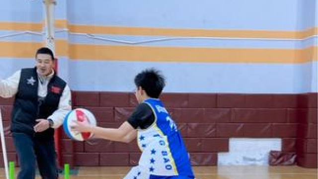 #篮球 #日常训练 #一分钟干货教学 
双人对向行进终结
｜拖步停胯下欧洲步终结
｜变向转换结合转身