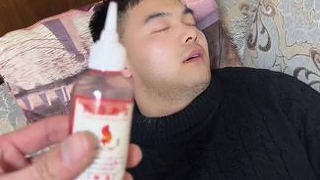 整蛊一下睡觉的老弟