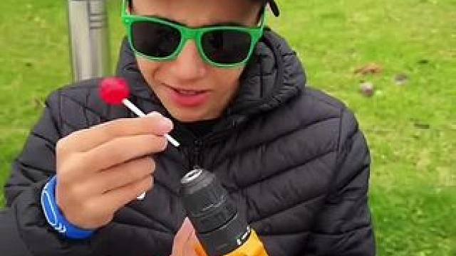 棒棒糖的奇葩吃法，这操作真是让人意外！#看一遍笑一遍 #这操作都看傻了 #沙雕老外 #老外真会玩 #