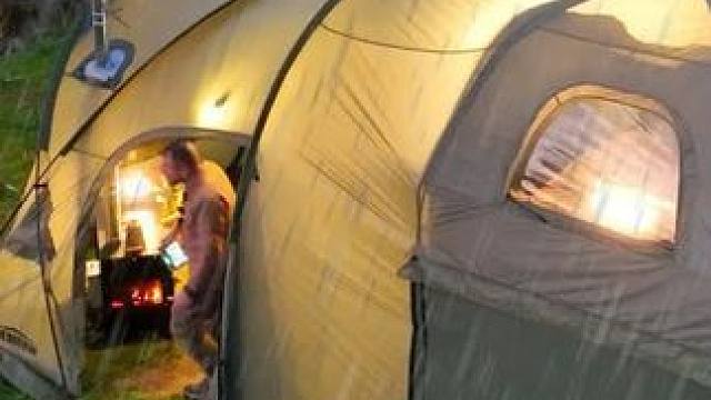 夫妻二人靠着顶双层豪华帐篷，在湖边享受露营，淋着大雨太享受了 #户外露营 #户外装备 #户外生活