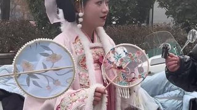 后面的小姐姐有点社恐#街头采访#知识问答 #涨知识 小助手