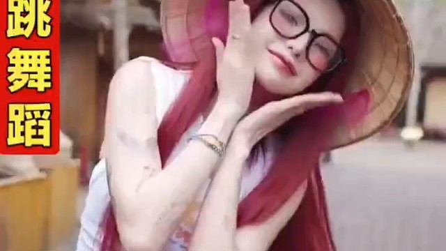 美女跳越南传统舞蹈