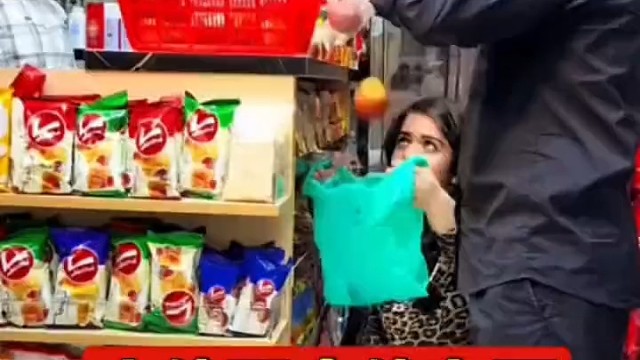 两个小偷商店偷东西，配合的天衣无缝