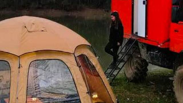 驾驶一辆超大旅行房车，在优美的湖边驻扎起了帐篷，太奢华享受了 #户外露营 #野外露营 #越野房车