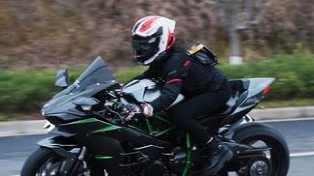 后来我才明白，不用远走他乡，才是真正的本事。 #女骑#机车#摩托车