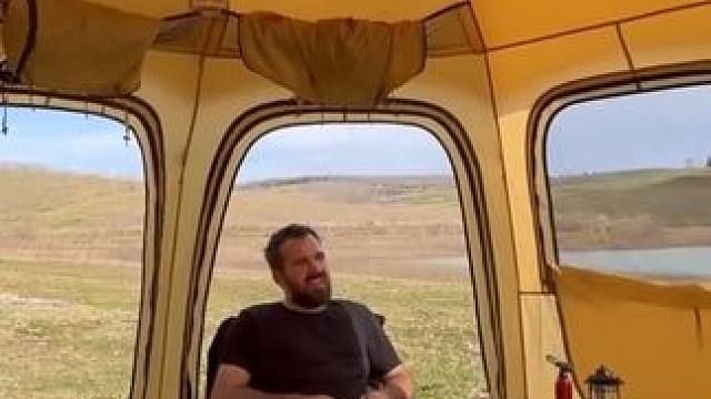 睡在优美的湖边，躺在舒适的帐篷里，沐浴着温暖的阳光也太治愈了 #房车自驾游 #户外帐篷旅行