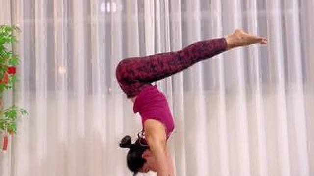 不用刻意合群 有趣的人会相互吸引#瑜伽 #手倒立 #瑜伽体式分享 #日常练功 #力与美的结合