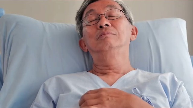 运动神经元会导致肢体无力，肌肉紧张和行走困难，这种现象属于上运动神经元的类型，大多数患者在成年之后发