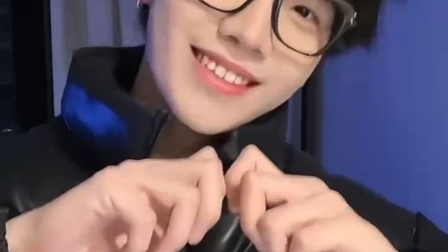 我有棒棒糖，水果糖，跳跳糖，泡泡糖，各种糖，你还不跟我走吗？