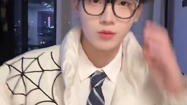 我望着月亮，却只看见你。