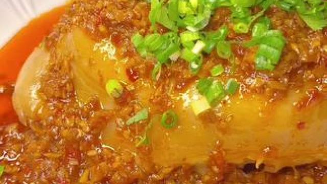 小城大厨，是东坡湖广场附近的一家中餐厅，老板自己就是有着 30 多年经验的大厨。这里环境好，服务好，