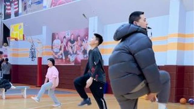 #篮球 #日常训练 #热身训练 
训练前热身激活系列
｜绷紧直踢腿行进
｜提膝跳击掌行进
｜横向高抬