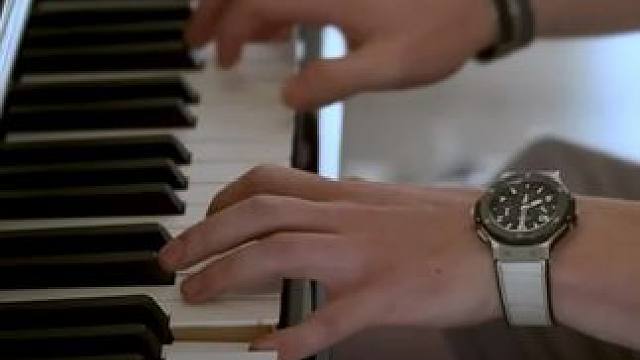 天才车手+天才乐手？ 
来评价一下提克图姆的钢琴技巧如何 
