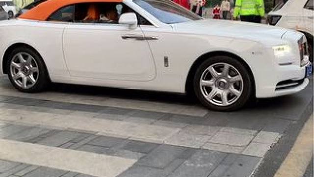 偶遇白富美小姐姐开劳斯莱斯曜影打卡IFS买奢侈品，真羡慕副驾驶小哥哥又少奋斗半辈子哦 #成都街拍 #