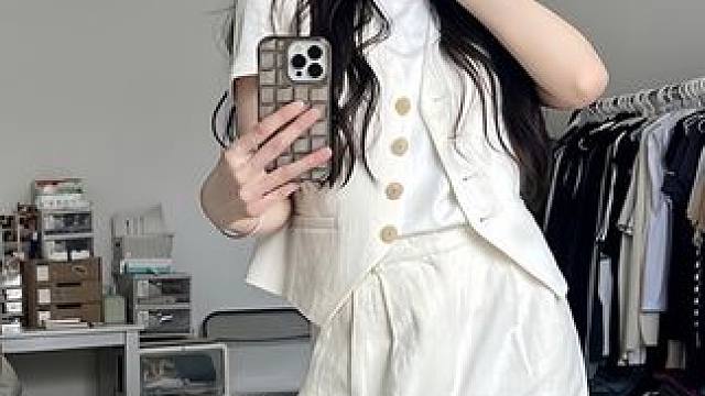 公主们！白色西装马甲➕白色T恤➕西装阔腿裤套装 太好看了！一套上身简约耐看又酷又飒！单拎出来也很好看