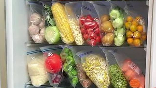 家里吃不完的腊肉腊肠可千万别再用塑料袋装了，太不卫生了，还容易串味，用这个保鲜袋装起来，干净卫生，放