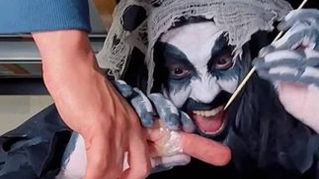 #老外真会玩 #国外视频分享 #歪果仁系列  小鬼这是想干嘛，看起来它很开心啊