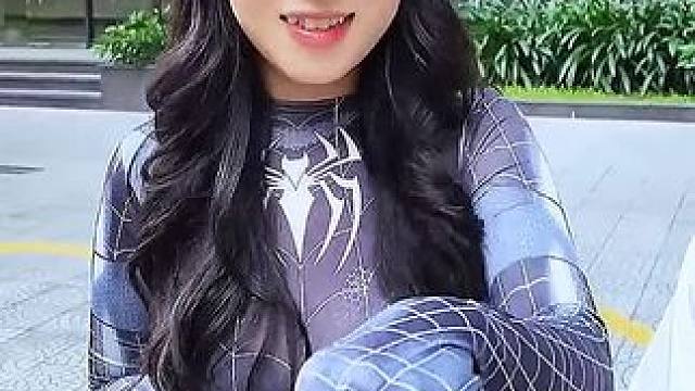 #国外视频分享 #老外真会玩 #歪果仁系列  小伙跟路人玩碰拳，一个比一个有意思