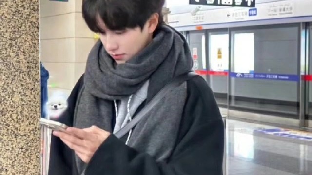 姐姐快来看这里有一只小可爱