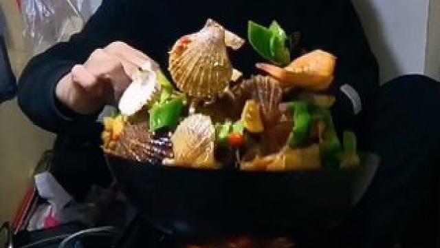 花39块买了一大堆海鲜，晚上在小房车里做海鲜大餐吃，太过瘾了 #床车旅行 #床车生活 #穷游东北 #