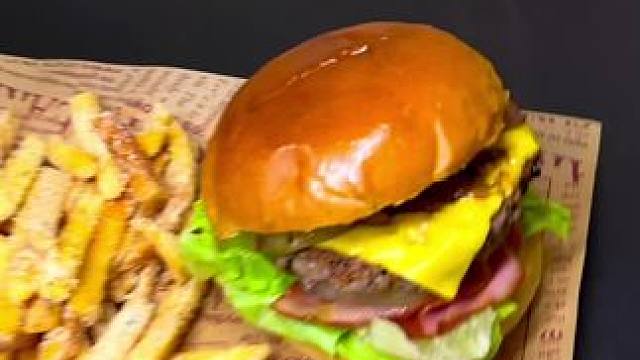 啊啊啊卡点好难啊#鲅鱼圈美食 #汉堡店 #汉堡 #同城美食 #麦堡记手工汉堡