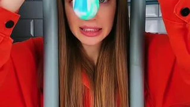 美女犯人用牙膏戏耍保安，结局万万想不到！#搞笑视频 #搞笑配音 #搞笑