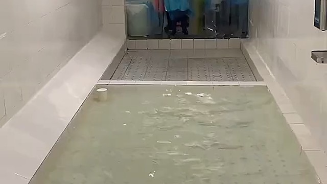 这是食品厂的要求，国家有规定，要适应