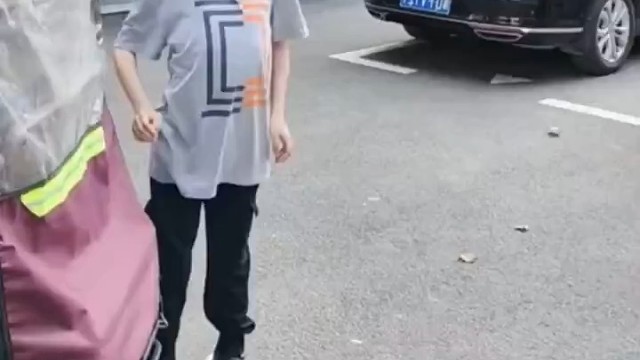 运动神经元病是一种遗传性疾病，它会影响这些神经元，导致它们逐渐死亡和退化。