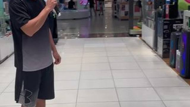 #菲律宾 #菲律宾旅游 #菲律宾留学 菲律宾治好了我的社恐，在马尼拉的商场蹭了一把免费的KTV，可惜