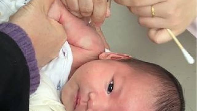 满月打预防针了  新的问题又来了，后面到底是给宝宝打免费的，还是自费的五联、四联，你们都怎么选的#人