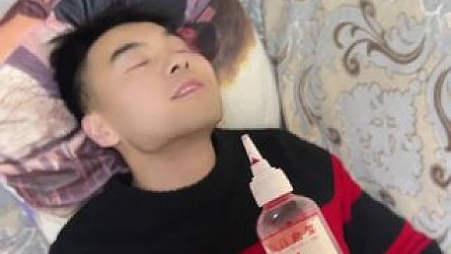 整蛊一下睡觉的哥哥