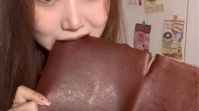 又干又硬的果丹皮！酸酸酸甜甜～谁爱吃#谁懂这一口的好吃程度 #果丹皮 #零食推荐 #酸甜开胃的果干推