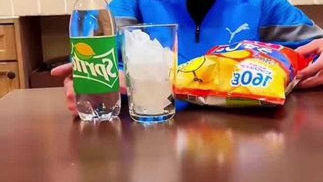 一瓶水引发的灾难，这简直太奇葩了！#看一遍笑一遍 #这操作都看傻了 #沙雕老外 #老外真会玩 #万万