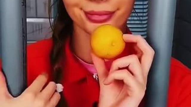 美女犯人一口吃掉橘子，直接把保安吓蒙了！#看一遍笑一遍 #沙雕老外 #老外真会玩 #意想不到的结局 