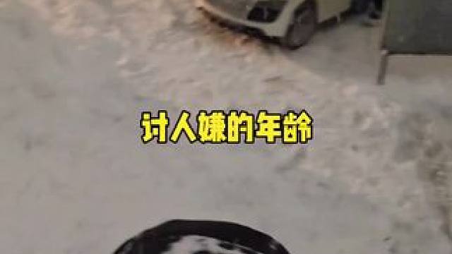 你家有这样的孩子吗？#雪地里撒欢的一百种方式 #孩子的乐趣 #无忧无虑的童年 #呲溜滑 #大雪后的农