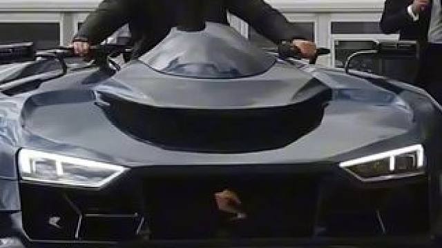 是汽车批了腿 还是摩托车出了轨？ #奥迪 #奥迪R8