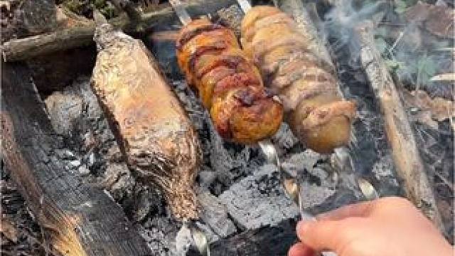 户外烤土豆五花肉串#露营报告 #户外美食