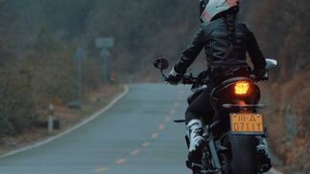 “有的人骑车竞速，有的人骑车漫步”#日常溜车 #电影感 #motovision #机车