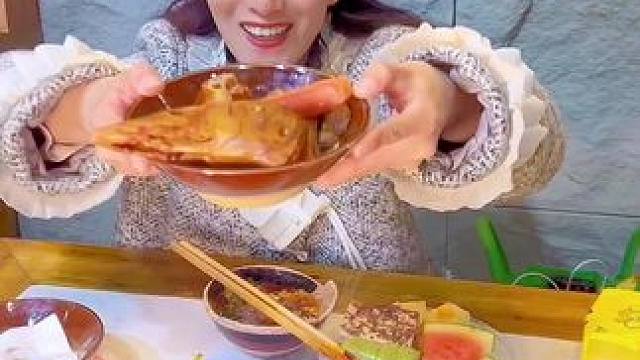 青羊区文光路的食惠锦自助火锅，无锅底油碟费，近百种菜品、60 多种饮料、小吃、卤菜凉菜、多款甜品蛋糕