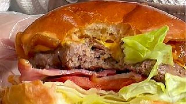 不喝水是真噎啊#鲅鱼圈美食 #汉堡店 #汉堡 #同城美食 #麦堡记手工汉堡