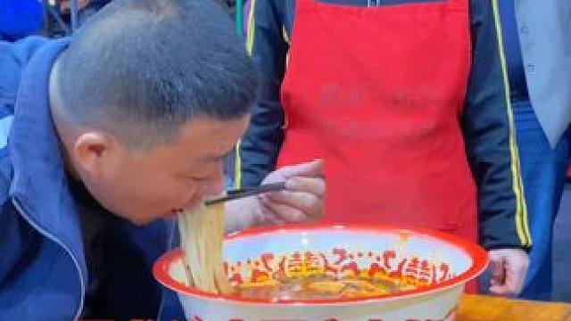 黑龙江大哥嘴馋就开车30多个小时来进货，他要1分钟吃完~~~#螺蛳粉