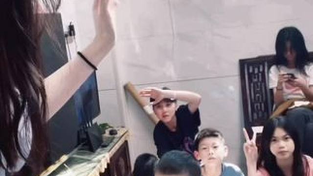 “带小孩的一天”……#治愈系笑容 #甜美女孩 #爱笑女孩运气不差 #潮汕女孩#邻家女孩