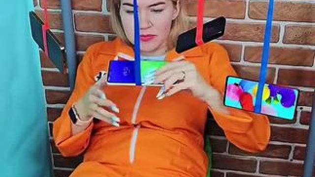 美女犯人为了把手机固定，最后居然用上了大招！#看一遍笑一遍 #这操作都看傻了 #意想不到的结局 #老