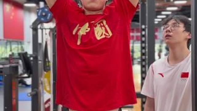 内卷不能停！蛙王60KG负重引体训练。开练！#覃海洋 #游泳运动员 #体能训练