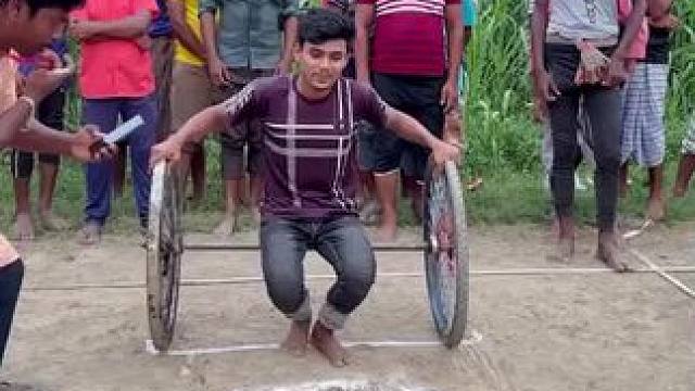 挑战两轮过河#老外真会玩 #国外视频分享 #气氛搞起来