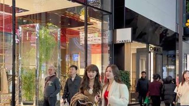 “脱了吧”    还是成都妹妹最巴适，兄弟们没意见吧#街拍 #美女