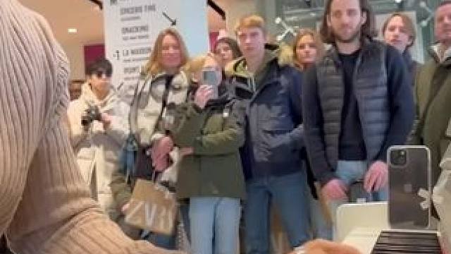 勇敢迈出那一步，每个人都有自己的浪漫❤#街头钢琴 #前奏一响拾起多少人的回忆 #钢琴街头演出视频 #